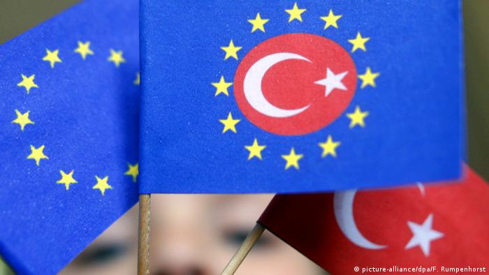 Флажки Евросоюза и Турции