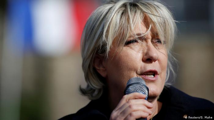 Le Pen denunció que los periodistas están hipnotizados por la figura del candidato socio-liberal Emmanuel Macron. (Reuters/S. Mahe)