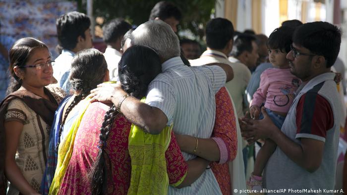 Indien - Bestattung Srinivas Kuchibhotla Opfer der Kansas Schießerei (picture- alliance/AP Photo/Mahesh Kumar A.)