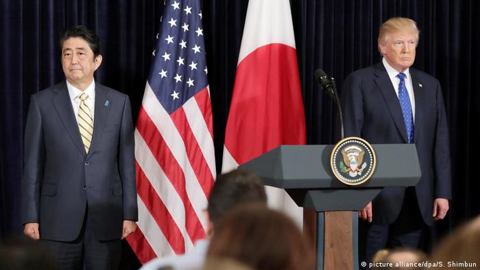 USA Trump und Abe in Mar-A-Lago (picture alliance/dpa/S. Shimbun)