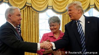 USA Vereidigung Jeff Sessions als Justizminister | mit Donald Trump (Reuters/K. Lamarque)