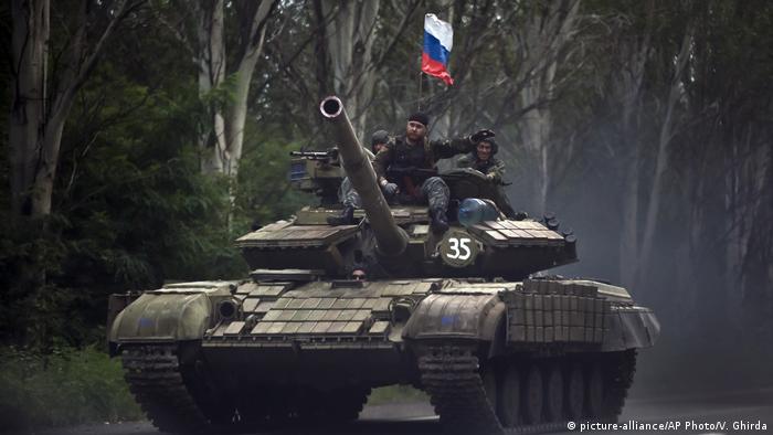 Ukraine Donezk Panzer pro-russischer Separatisten (picture-alliance/AP Photo/V. Ghirda)