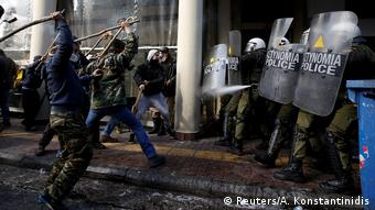  Βίαιες συγκρούσεις αγροτών και αστυνομίας στην Αθήνα (Reuters/A. Konstantinidis)