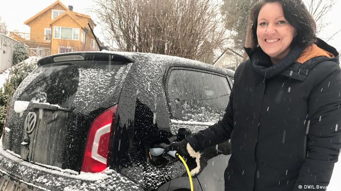 Inger Sethov é uma feliz proprietária norueguesa de carro elétrico