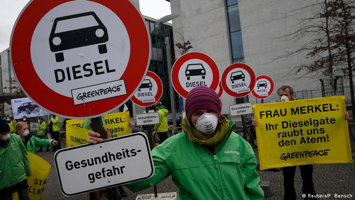 Berlin Angela Merkel, Untersuchungsausschuss VW-Skandal | Protest