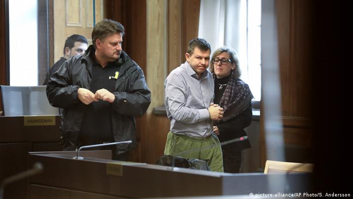 Евгений Павлов (второй справа) во время слушания о задержании в суде Стокгольма