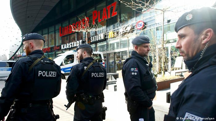 Polizei schließt nach Terrordrohung Einkaufszentrum in Essen (Reuters/T. Schmuelgen)