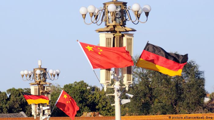 Banderas de China y Alemania el la plaza Tiananmen 