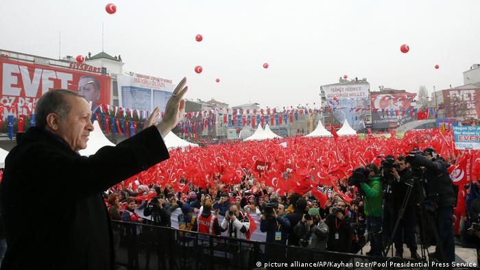 Tayyip Erdogan nennt Niederländer Nazi-Nachfahren (picture alliance/AP/Kayhan Ozer/Pool Presidential Press Service)