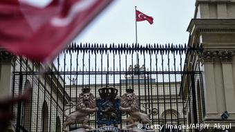 Türkei Istanbul Niederländisches Konsulat türkische Flagge (Getty Images/AFP/Y. Akgul)