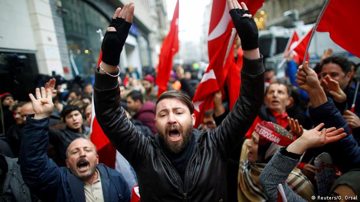 Protestas frente al Consulado holandés en Estambul