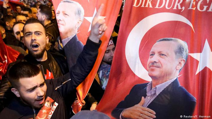 La ministra turca de Familia y Asuntos Sociales fue expulsada de Holanda y una manifestación a favor de su visita fue disuelta por la policía. (Reuters/Y. Herman)