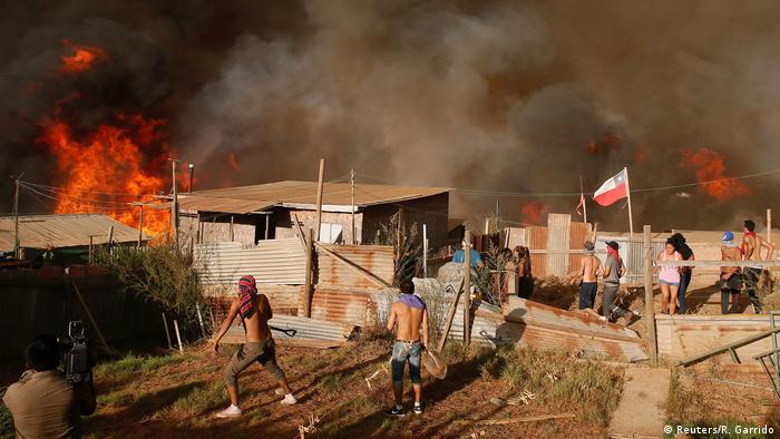 Las autoridades están evaluando la posibilidad de evacuar algunas de las personas que viven en campamentos afectados por el humo. (Reuters/R. Garrido)