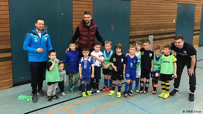 Vedad Ibisevic mit Kindern aus dem Sportklub Bosna (DW/B.Kilian)