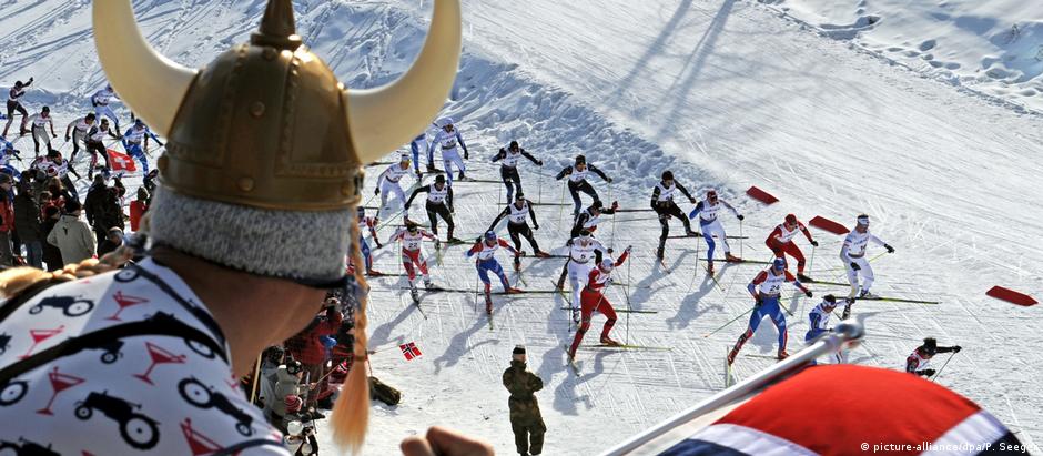 Torcedor norueguês em corrida em campeonato de ski
