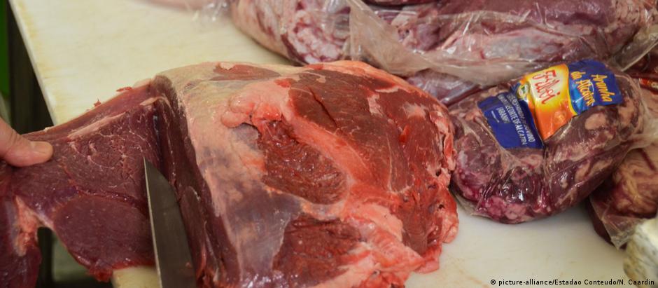 Carne em supermercado brasileiro: autoridades dos EUA dizem que também monitoram crise