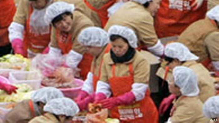 Frauen in Seoul machen Gimchi (AP)