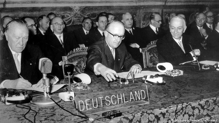 1957: Njemačka je bila jedna od šest zemalja koje su udarile kamen temeljac današnjoj EU. Na slici (lijevo) je bivši kancelar Adenauer.