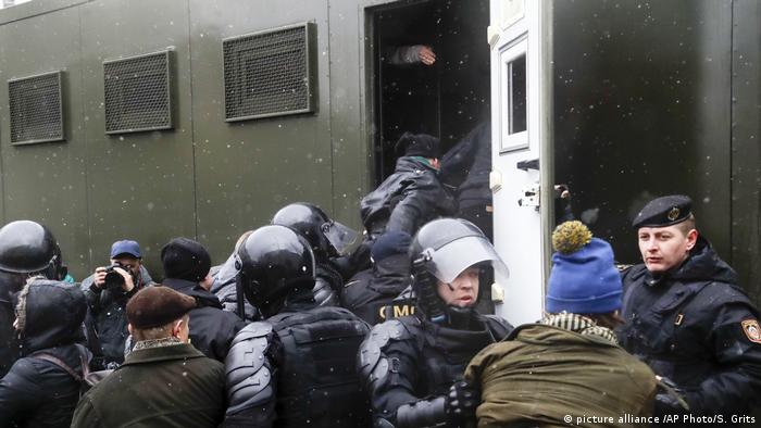 Задержанных участников акций протеста в Минске сажают в автозак 