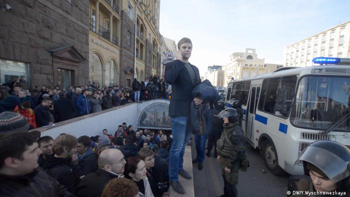 Moskau Proteste Antikorruption Verhaftung (DW/Y.Wyschnewezkaya )