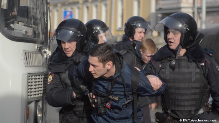 Moskau Proteste Antikorruption Verhaftung (DW/Y.Wyschnewezkaya )