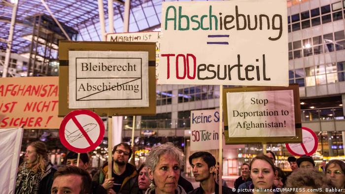 Deutschland Protest gegen Abschiebung am Flughafen in München (picture-alliance/ZUMAPRESS.com/S. Babbar)