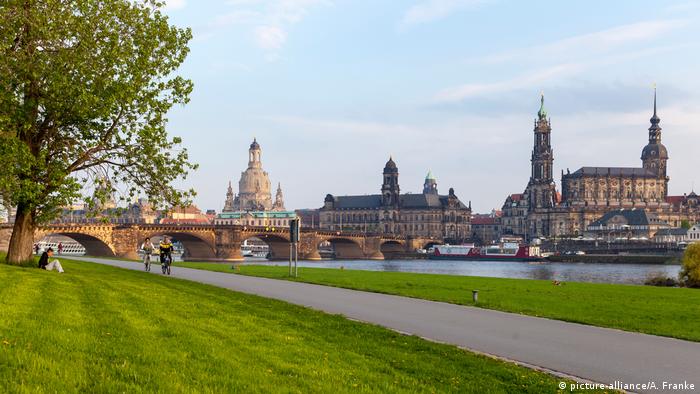Zehn Gründe für Dresden | Radfahrer auf dem Elberadweg in Dresden (picture-alliance/A. Franke)