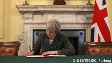 England Theresa May unterschreibt Brexit-Antrag