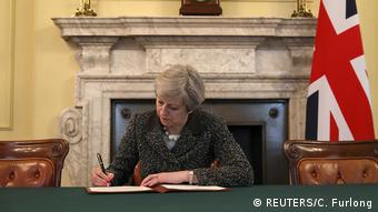 England Theresa May unterschreibt Brexit-Antrag (REUTERS/C. Furlong)