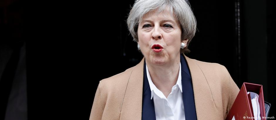 Primeira-ministra britânica, Theresa May, entregou a carta que dá início às negociações de saída do Reino Unido