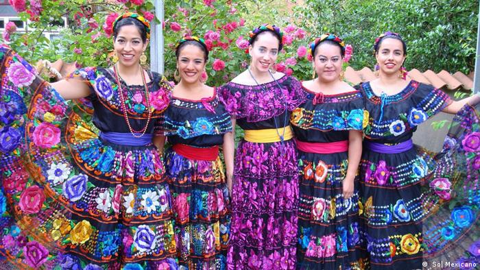 Integrantes del grupo de danza folclórica Sol Mexicano.