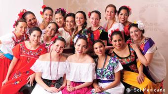 Integrantes del grupo de danza folclórica Sol Mexicano.