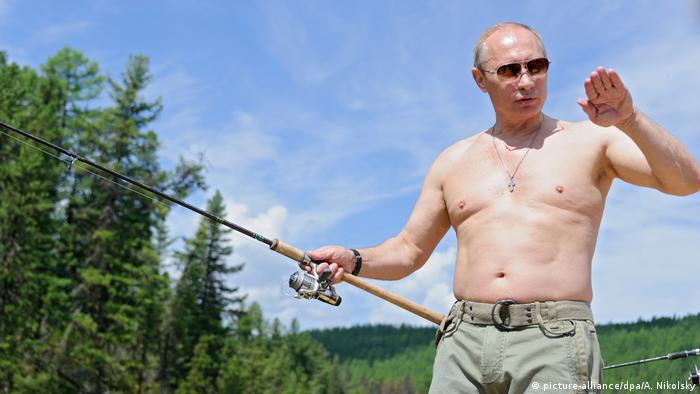 Wladimir Putin beim Angeln (picture-alliance/dpa/A. Nikolsky)