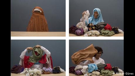 Οι μουσουλμάνες που καλύπτουν το πρόσωπό τους δεν είναι έρμαια της θρησκευτικής τους πίστης, ισχυρίζεται η καλλιτέχνιδα Νίλμπαρ Γκίρες. Το βίντεό της «Soyunma/Βγάζοντας τη μπούρκα» (2006) δείχνει καρέ καρέ την ίδια να αφαιρεί την μπούρκα από το κεφάλι της, ενώ μουρμουρίζει τα ονόματα των γυναικών της οικογένειάς της.