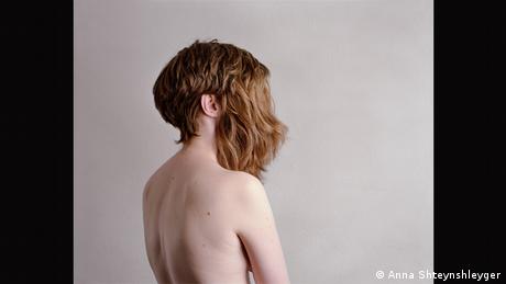 Σε αυτή την αυτοπροσωπογραφία με τίτλο «Covered» (2009) η Άννα Σταϊνσλάιγκερ φορά δύο περούκες. Πρόκειται για το καθημερινό κάλυμμα του κεφαλιού μιας θρησκευόμενης Εβραίας. Μέχρι τον δέκατο έβδομο αιώνα οι Εβραίες σκέπαζαν τα μαλλιά τους με ένα μαντίλι. Όταν οι περούκες έγιναν της μόδας, αντικατέστησαν το παραδοσιακό κάλυμμα των μαλλιών.