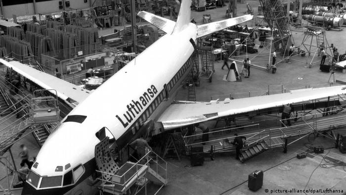 El auge de los viajes en avión empezó en la década de 1960. En EE. UU. y Europa el mercado de los vuelos de media distancia creció rápidamente. Ni Lufthansa ni United Airlines contaban aún con una nave de estas. Una demanda que Boeing supo aprovechar. En la foto vemos uno de los primeros Boeing 737 en los talleres de fabricación en Seattle.