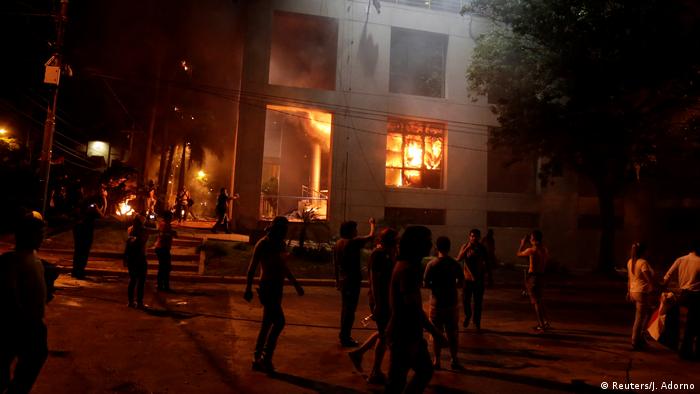 Manifestantes põem fogo no Congresso do Paraguai após Senado aprovar reeleição