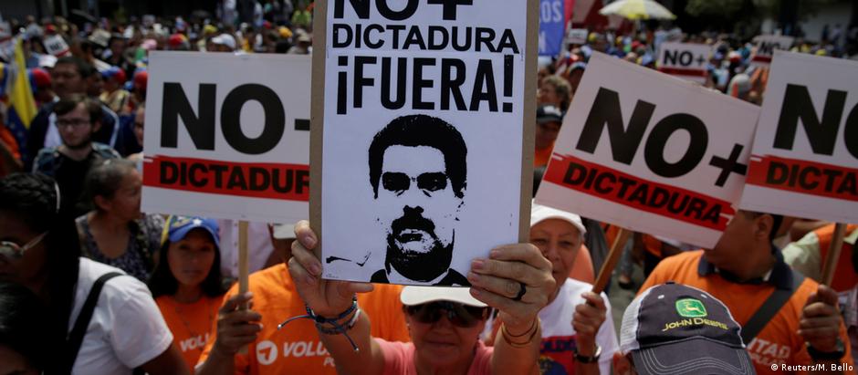 Venezuelanos foram às ruas em Caracas no sábado em protesto contra Maduro