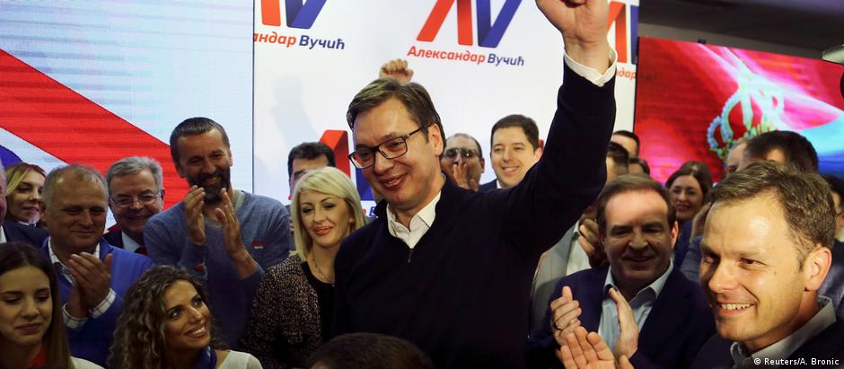 Vucic já celebra vitória ao lado de seus partidários em Belgrado