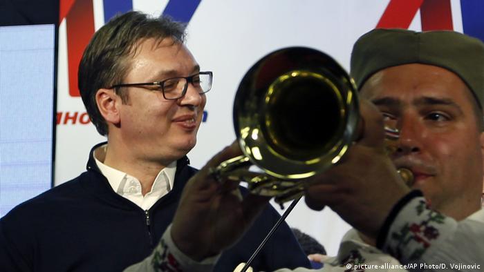 Serbien Prsäidentenwahl Aleksandar Vucic wird mit Musik bejubelt (picture-alliance/AP Photo/D. Vojinovic)