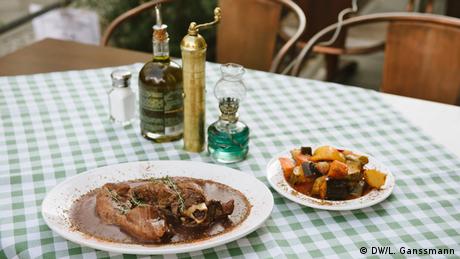 «Το αρνί είναι ένα από τα εθνικά φαγητά μας. Τρώγεται είτε το Πάσχα, είτε σε γάμους είτε σε άλλες περιστάσεις, σερβίρεται πάντα χωρίς πρόβλημα. Κυρίως μαγειρεμένο στον φούρνο ή στη σχάρα», εξηγεί ο Αθανάσιος Γκόρτσας... κυρίως στους Γερμανούς πελάτες που δεν γνωρίζουν καλά την ελληνική κουζίνα. 
