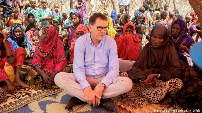 Äthiopien Bundesentwicklungsminister Gerd Müller in der Somali-Region (picture-alliance/dpa/K. Nietfeld)