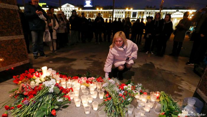 Russland Blumen und Kerzen am Anschlagsort in St. Petersburg (Reuters/G. Dukor)