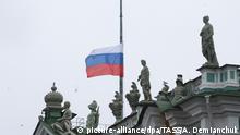 Russland Trauerbeflaggung in St Petersburg nach dem Anschlag