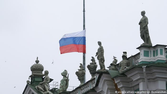 Russland Trauerbeflaggung in St Petersburg nach dem Anschlag (picture-alliance/dpa/TASS/A. Demianchuk)