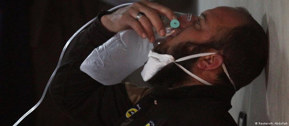 Máscara de oxigênio ajuda vítima do ataque químico, o maior em quase quatro anos na Síria