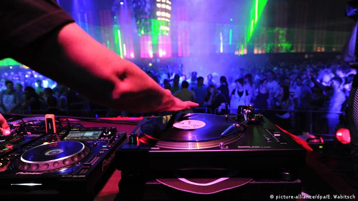 DJ em discoteca