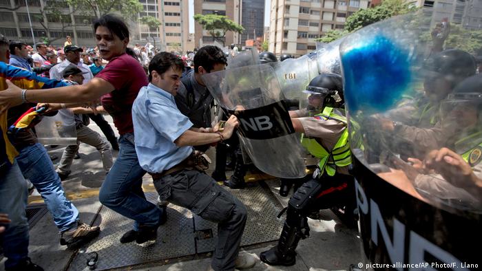 Venezuela Proteste in Caracas (picture-alliance/AP Photo/F. Llano)