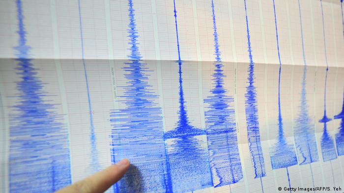 Erdbeben Seismograf Symbolbild (Getty Images/AFP/S. Yeh)
