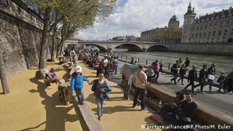 Το Παρίσι σε προσκαλεί να το περπατήσεις. Μόνο έτσι θα νιώσεις την ιδιαίτερη ατμόσφαιρά του. Από τις αρχές Απριλίου μάλιστα οι διαδρομές με τα πόδια έχουν γίνει ακόμη πιο ευχάριστες. Τα αυτοκίνητα που πάρκαραν στις όχθες του Σηκουάνα απαγορεύθηκαν και οι πεζοί μπορούν να περπατήσουν ανενόχλητα επτά χιλιόμετρα από την Πλατεία της Βαστίλης μέχρι τον Πύργο του Άιφελ.